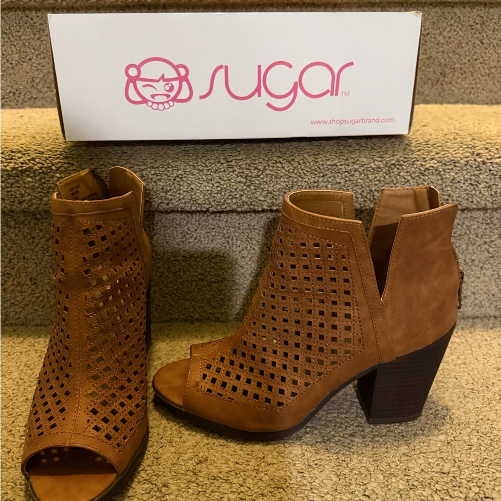 Sugar Tan Heeled ankle Boots with Peep-Toe and Cutout Design size 7.5